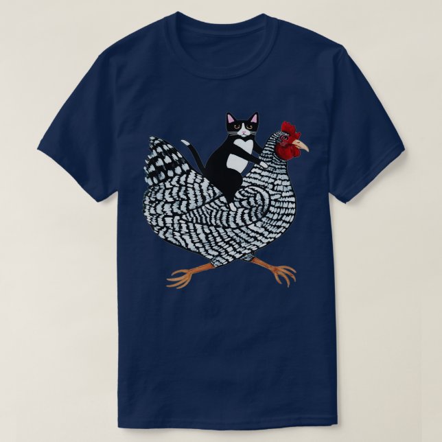 Camiseta Gato Tuxedo engraçado em um frango engraçado prese (Frente do Design)