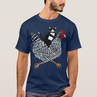 Camiseta Gato Tuxedo engraçado em um frango engraçado prese
