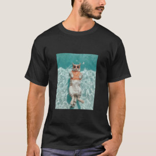 Camiseta Gato usando Óculos de Sol e Nadando em uma Piscina