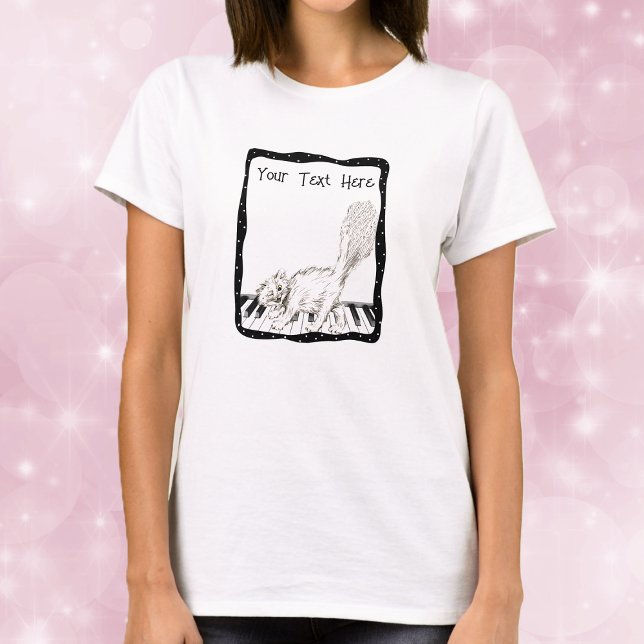 Camiseta Gato Winking em Piano Keys Black Border Pontos (Winking cat on piano keys black wavy frame white dots on woman's tee shirt.)