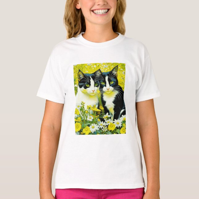 Camiseta Gatos Adoráveis sentados em um campo de Daisies (Frente)