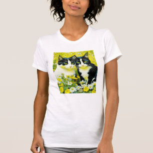Camiseta Gatos Adoráveis sentados em um campo de Daisies