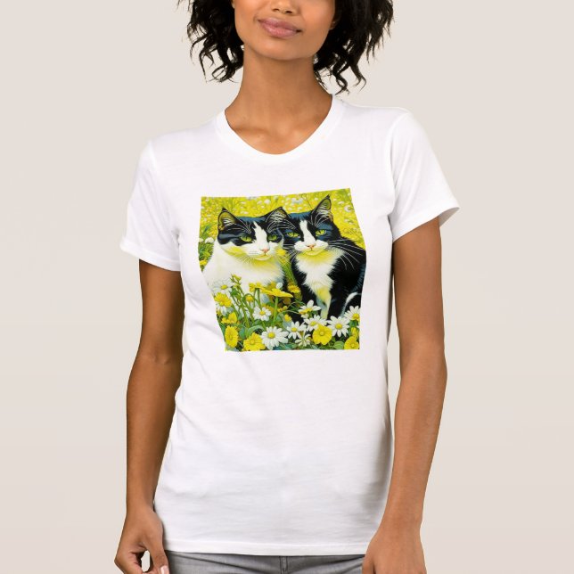 Camiseta Gatos Adoráveis sentados em um campo de Daisies (Frente)