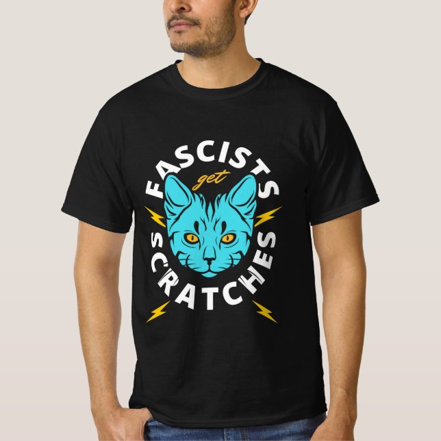 Camiseta Gatos Contra Fascistas Protestam Gráfico Clássico (Frente)