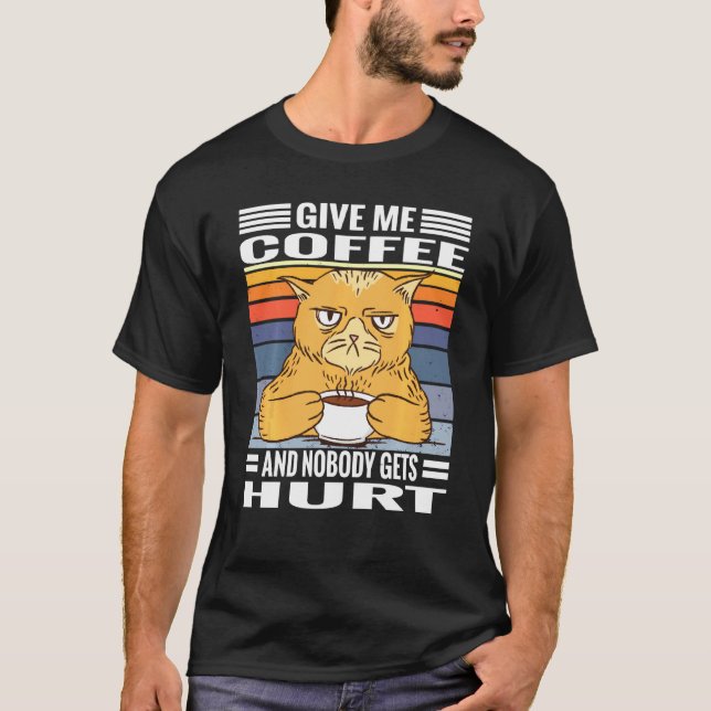 Camiseta Gatos De Café Dizendo Me Dê Café E Ninguém Recebe  (Frente)