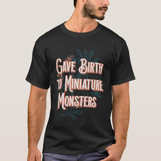Camiseta Gave Birth Miniature Monsters Mom Toddler Mother (Frente)
