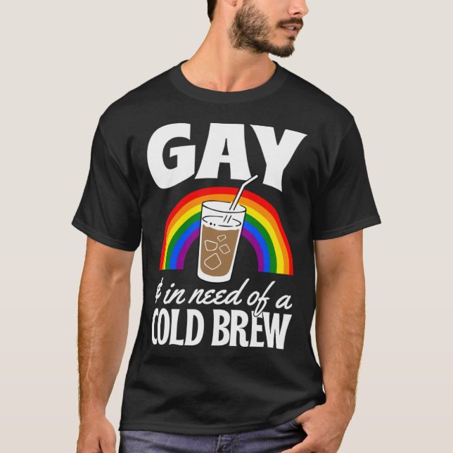 Camiseta Gay And In Need Of A Cold Brew LGBTQ Pride Rainbow (Frente)