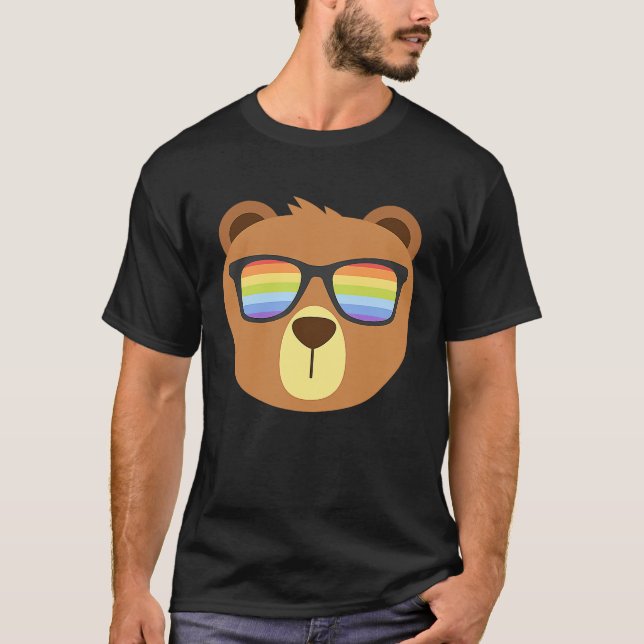 Camiseta Gay Bear Wearing Bear Pride LGBTQ Flag Sunglasses (Frente)