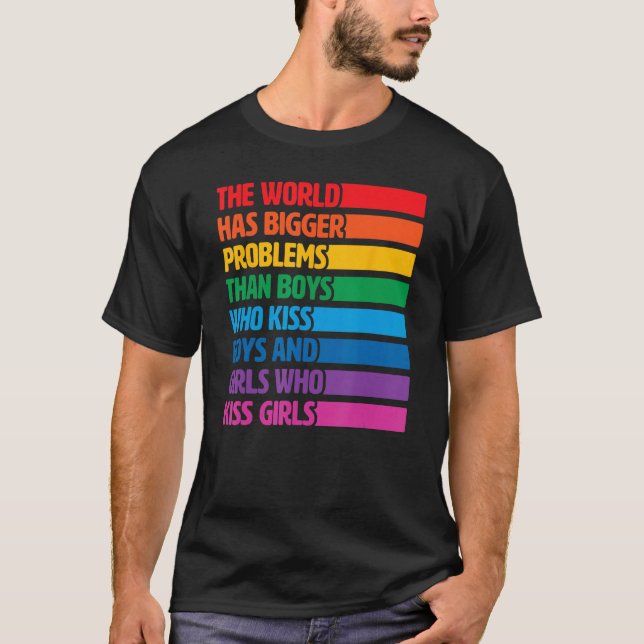 Camiseta Gay Pride LGBTQ Rainbow The World Has Bigger Probl (Frente)