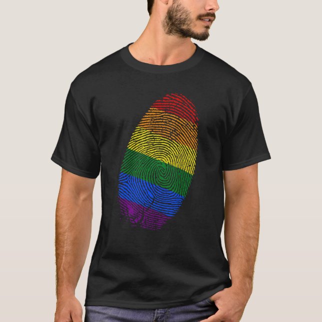 Camiseta Gay Pride Month Rainbow Flag Fingerprint Queer Les (Frente)
