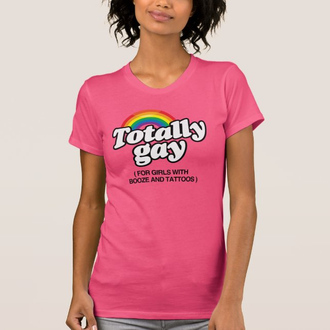Camiseta GAY TOTALMENTE PARA GAROTAS COM TATUAGENS -.png (Frente)