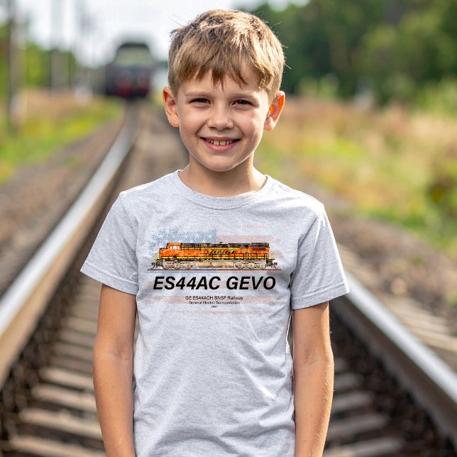 Camiseta GE ES44AC GEVO Locomotive e bandeira americana (GE ES44AC GEVO Locomotive. BNSF freight train. Boy Basic T-Shirt)