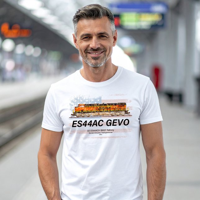 Camiseta GE ES44AC GEVO Locomotive e bandeira americana (GE ES44AC GEVO Locomotive. BNSF freight train. Mens Basic T-Shirt)