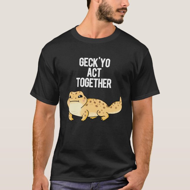 Camiseta Geck Yo Age Juntos Gecko Engraçado Pun Dark BG (Frente)
