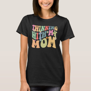Camiseta Geminando com minha mãe, filha da mãe.