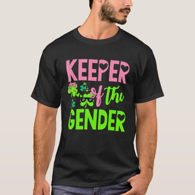 Camiseta Gender Reveal St Patricks Day Funny Keeper of the  (Frente)