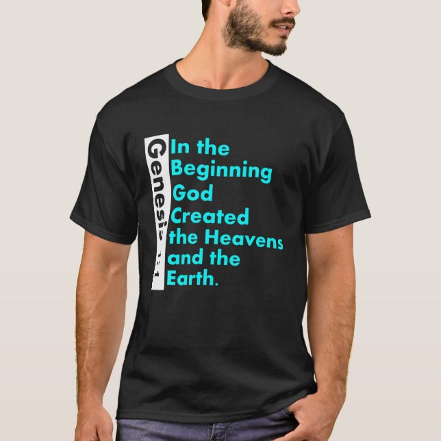 Camiseta Gênesis 1:1 Versa Bíblia Na Terra De Deus Iniciant (Frente)
