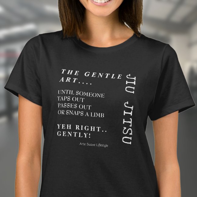 Camiseta Gentle Art Jiu Jitsu Arte Suave Estilo de Vida BJJ (Black Jiu Jitsu T-shirt on a female model in a gym)