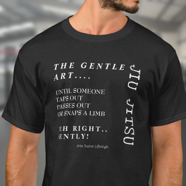 Camiseta Gentle Art Jiu Jitsu Arte Suave Estilo de Vida BJJ (The gentle art guidelines BJJ t-shirt worn by a medium build male.)