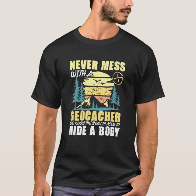 Camiseta Geocache De Arranjo De Tesouros Nunca Menos Com Um (Frente)