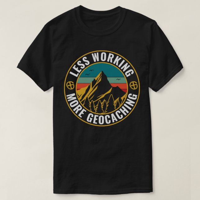 Camiseta Geocaching Engraçado Menos Trabalhando Mais Geoca (Frente do Design)