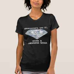 Camiseta Geólogos Fazem Isso... Com Uma Escala de Dureza.
