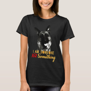 Camiseta German shepherd Alguém Não É Algo