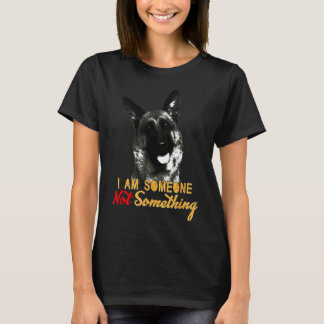 Camiseta German shepherd Alguém Não É Algo