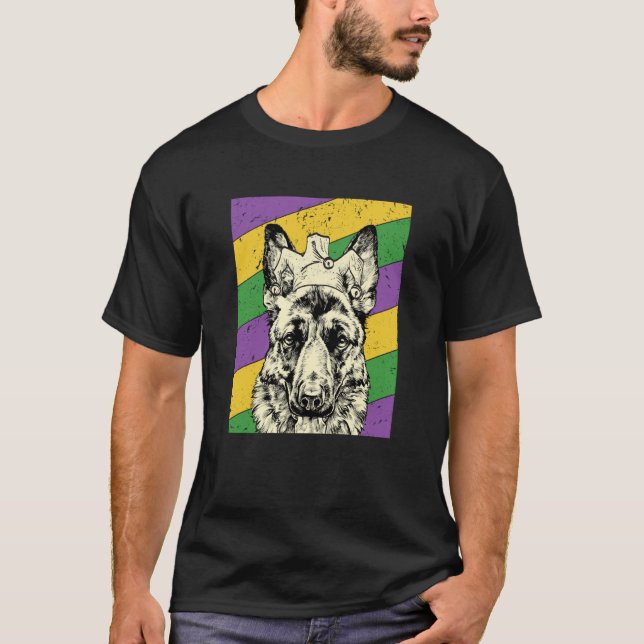 Camiseta German Shepherd Jester Mardi Gras Dog Mom or Dad (Frente)