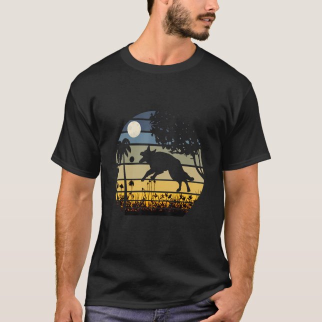 Camiseta German shepherd Pulando Em Um Campo De Lua Flores (Frente)