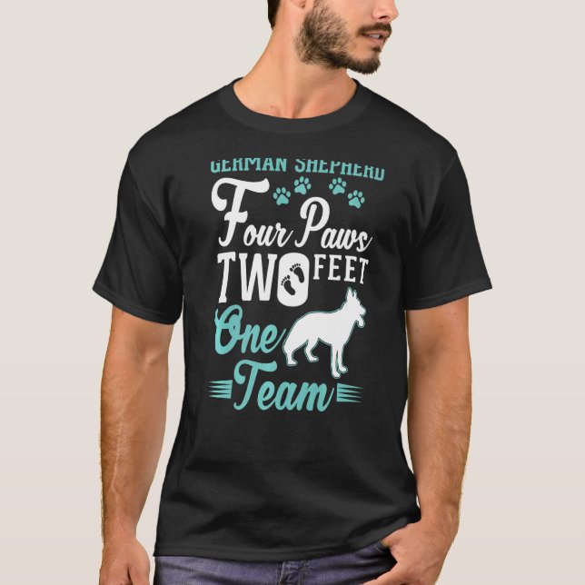Camiseta German shepherd quatro patas dois pés um time alem (Frente)