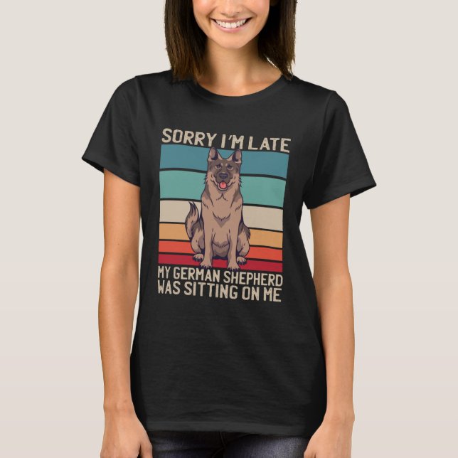 Camiseta German Shepherd Sorry I m Late My Dog Was Sitting  (Frente)
