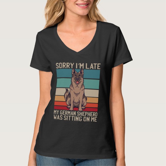 Camiseta German Shepherd Sorry I m Late My Dog Was Sitting  (Frente)