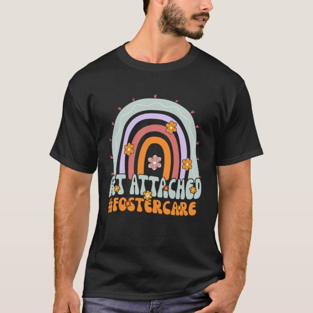 Camiseta Get Attached Foster Care Groovy Foster Mom Dad Ado (Frente)