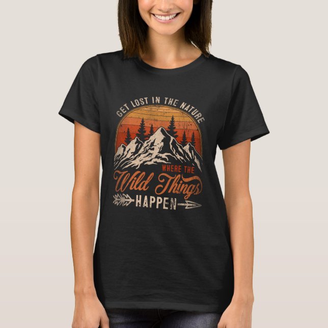 Camiseta Get Lost In Nature Where Wild Things Happen Campin (Frente)