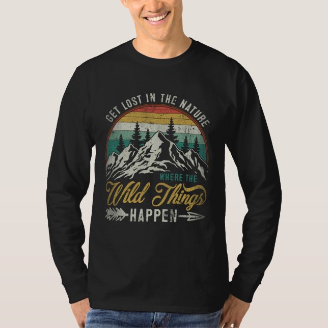 Camiseta Get Lost In Nature Where Wild Things Happen Campin (Frente)