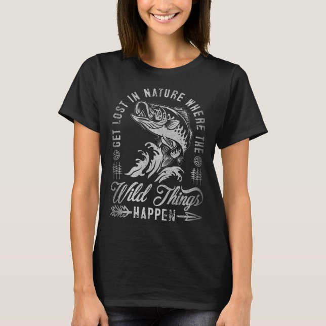 Camiseta Get Lost In Nature Where Wild Things Happen Campin (Frente)