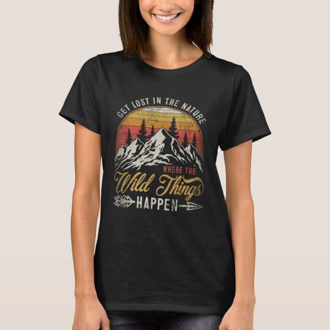 Camiseta Get Lost In Nature Where Wild Things Happen Campin (Frente)