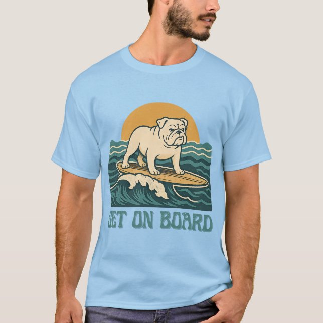 Camiseta Get On Board Surfer Dog Retro Art -Bulldog Surfing (Frente)