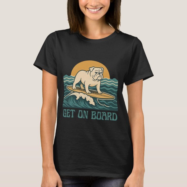 Camiseta Get On Board Surfer Dog Retro Bulldog Surf Graphic (Frente)