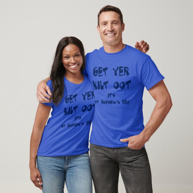 Camiseta Get Yer Kilt Oot Its St Andrews Day Fun Blue Text (Unissex)
