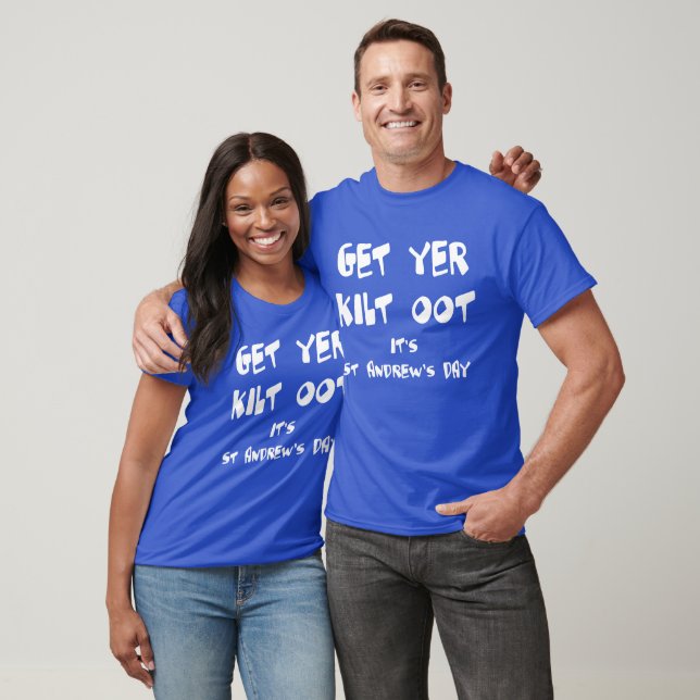 Camiseta Get Yer Kilt Oot Its St Andrews Day Fun White Text (Unissex)