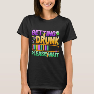 Camiseta Getting Drunk Please Wait Funny Mardi Gras Drinkin