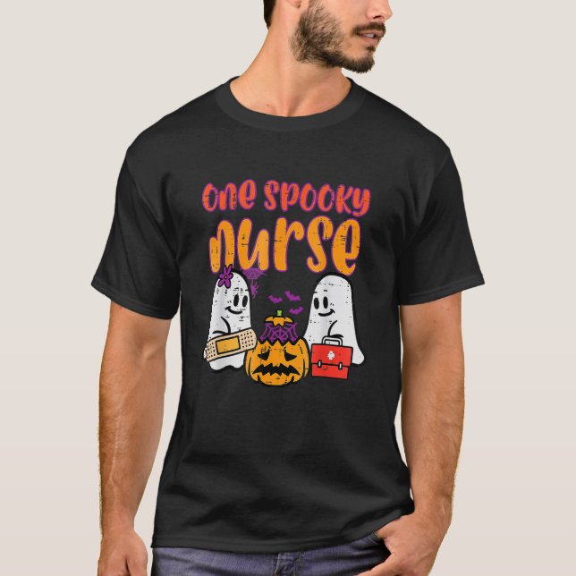 Camiseta Ghosts Uma Enfermeira Spooky Enfermeira Halloween  (Frente)
