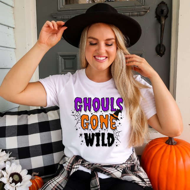 Camiseta Ghouls Ficou Selvagem de T-Shirt Moderno de Hallow (Women in a white t-shirt with Ghouls Gone Wild Halloween topography with fall decor.)