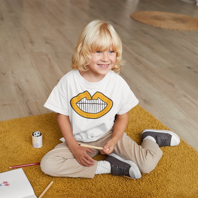 Camiseta Giggle (Playing kid wearing smiley lips tshirt)