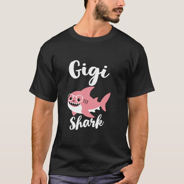 Camiseta Gigi Shark Madame Day Vovó Engraçada (Frente)