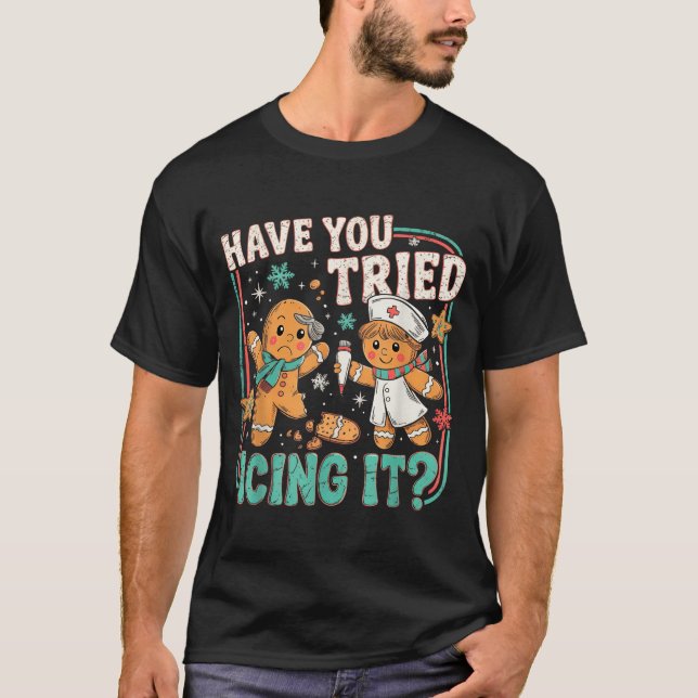 Camiseta Gingerbread Have You Tried Icing It Christmas Nurs (Frente)