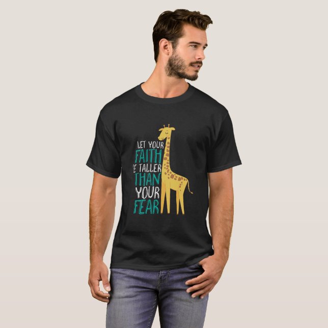 Camiseta Girafa Inspiracional Fé Mais Alta Que Medo (Frente Completa)