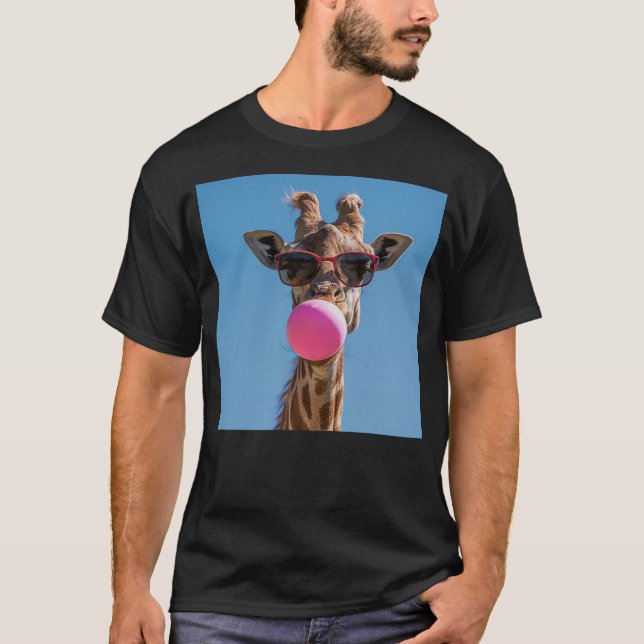 Camiseta Giraffe chewing Pink Bubble gum and Wearing Sungla (Frente)